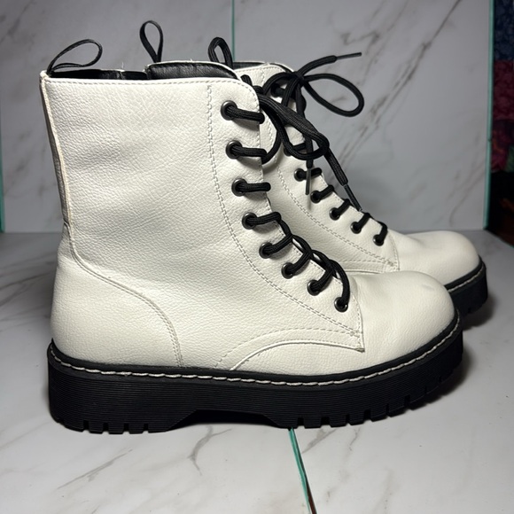 Sincerely Jules size 8.5 Women’s White & Black Harley boots - Picture 4 of 9